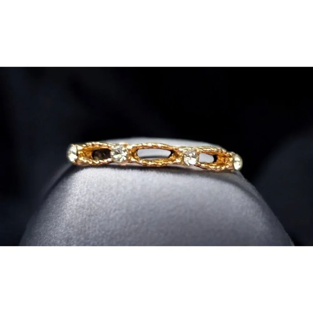 Vintage GoldTone Open Link Band Ring With Clear Rhinestone Accents Size 5.25‎